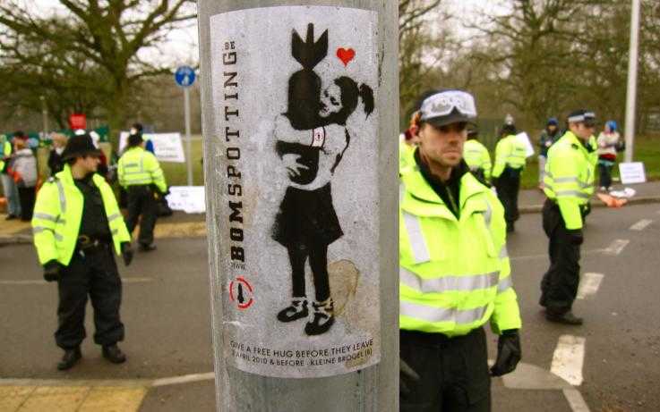 A 'bombspotting' sticker on a lampost