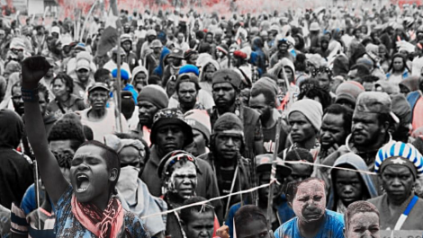 Una imagen compuesta de cientos de papúes occidentales marchando